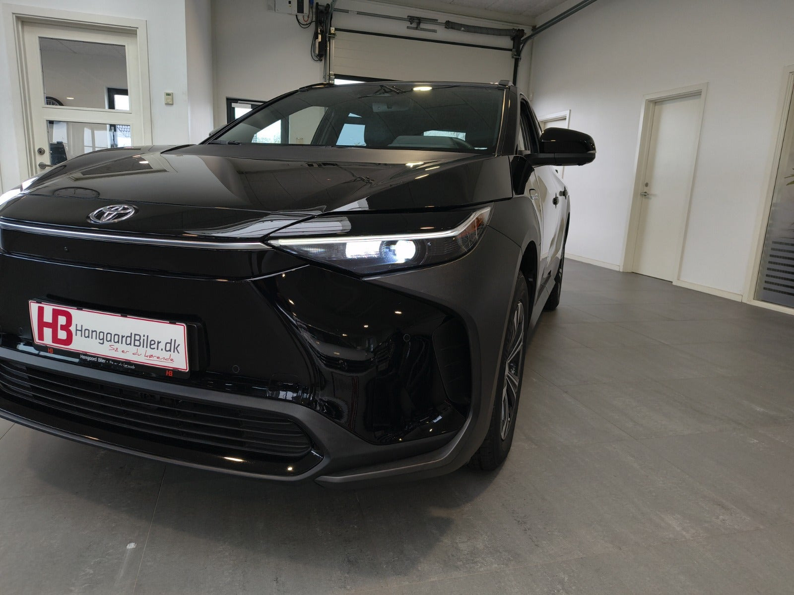 Sort Toyota BZ4X fra 2023