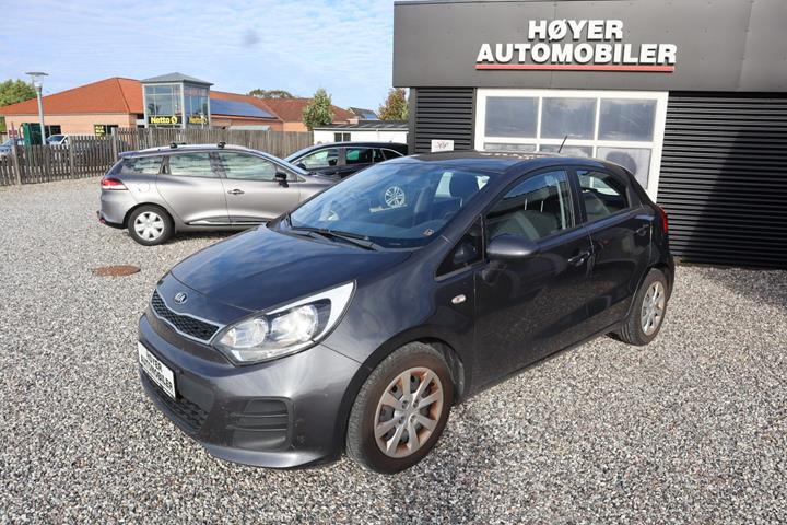 Blå Kia Rio fra 2015 set udefra