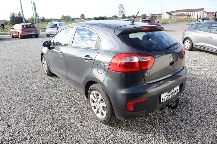 Blå Kia Rio fra 2015
