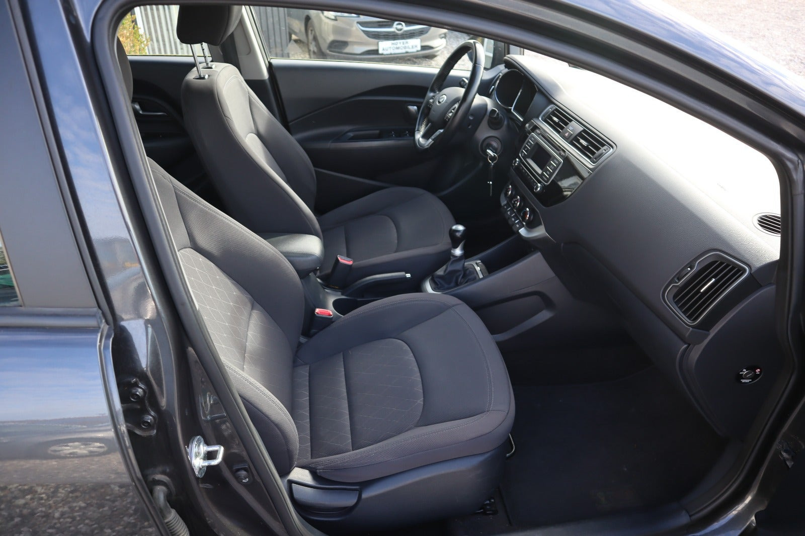 Blå Kia Rio fra 2015