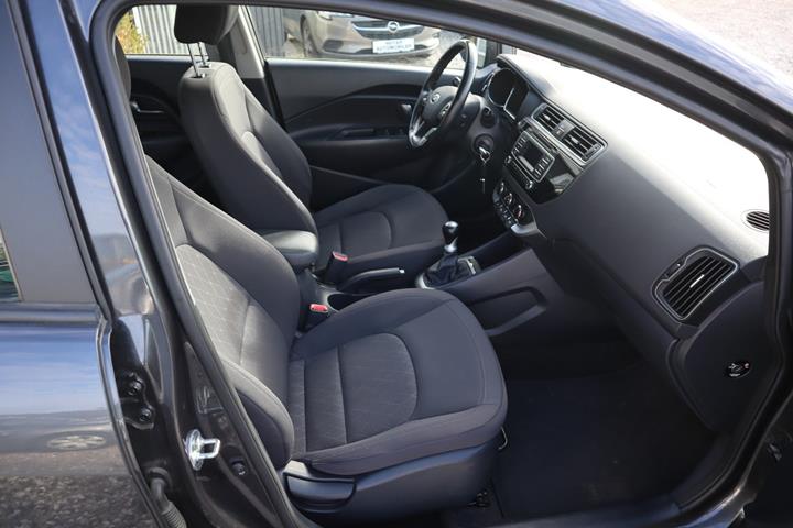 Blå Kia Rio fra 2015