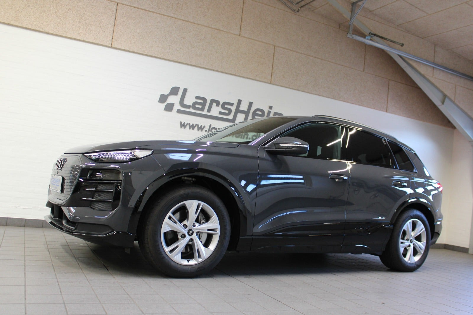 Sort Audi Q6 e-tron fra 2025