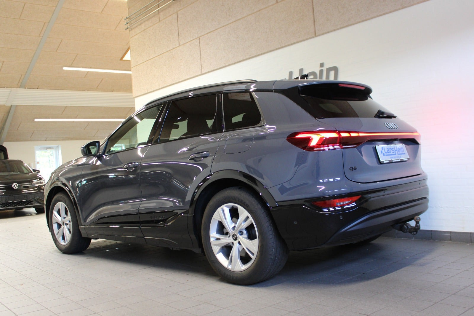 Sort Audi Q6 e-tron fra 2025