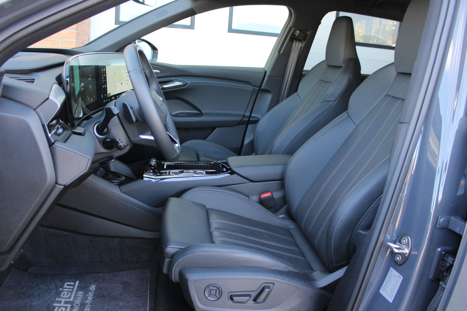 Sort Audi Q6 e-tron fra 2025