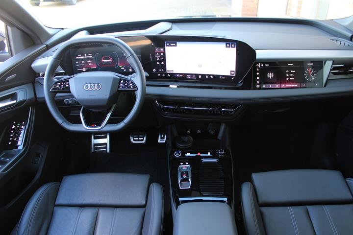 Sort Audi Q6 e-tron fra 2025