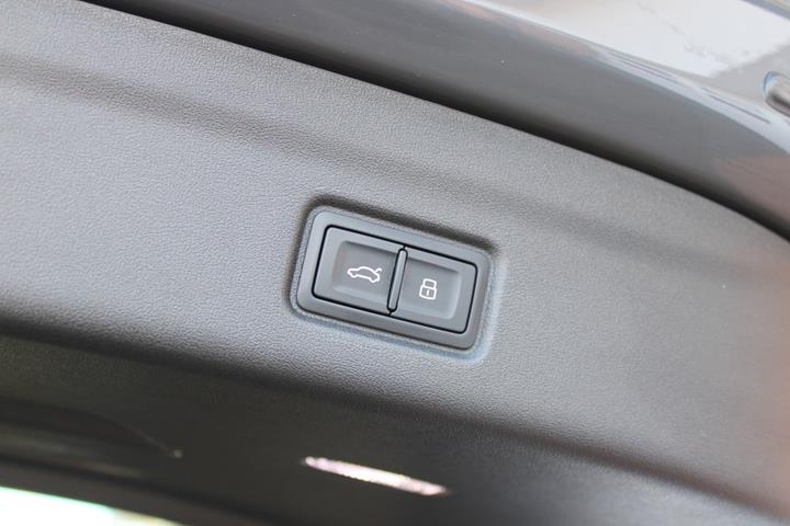 Sort Audi Q6 e-tron fra 2025