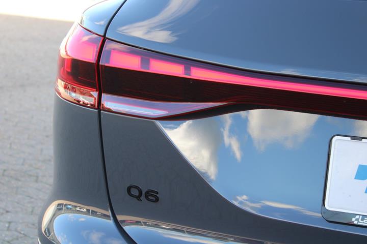 Sort Audi Q6 e-tron fra 2025