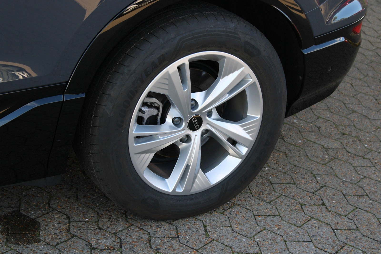 Sort Audi Q6 e-tron fra 2025