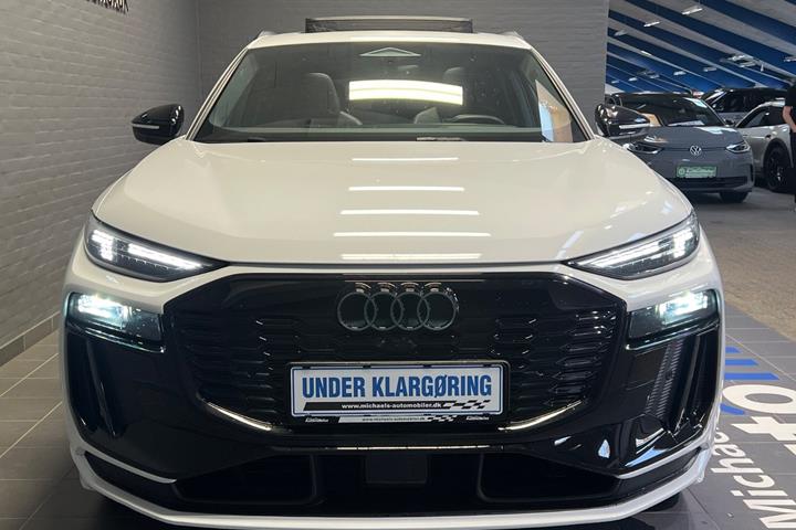Hvid Audi Q6 e-tron fra 2024