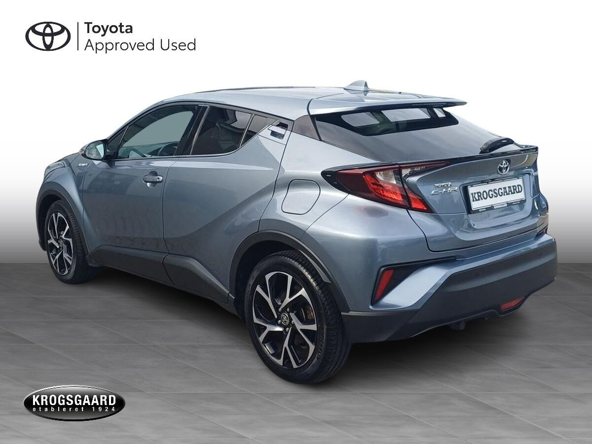 Grå Toyota C-HR fra 2021