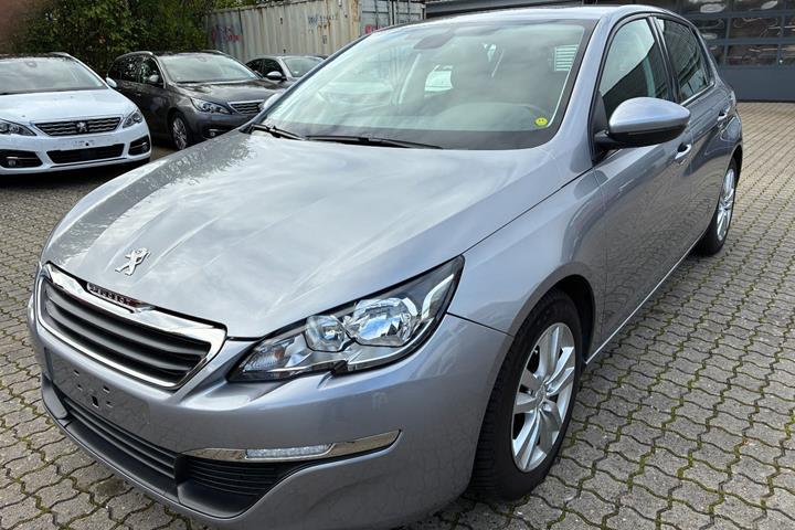 Grå Peugeot 308 fra 2013 set udefra