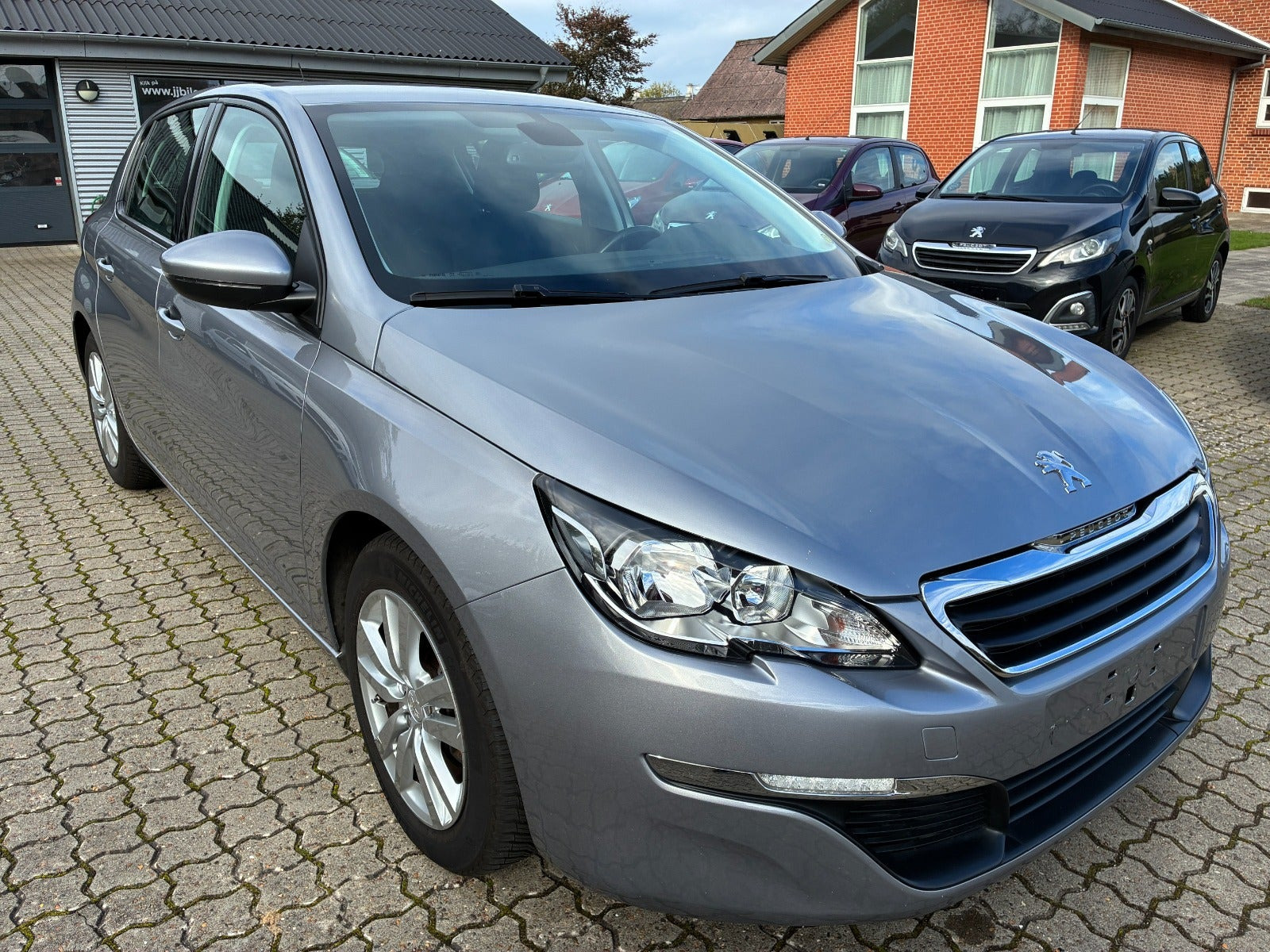 Grå Peugeot 308 fra 2013