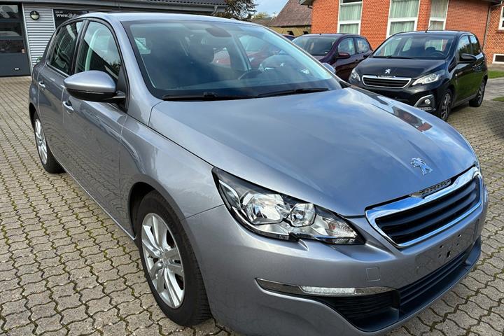 Grå Peugeot 308 fra 2013