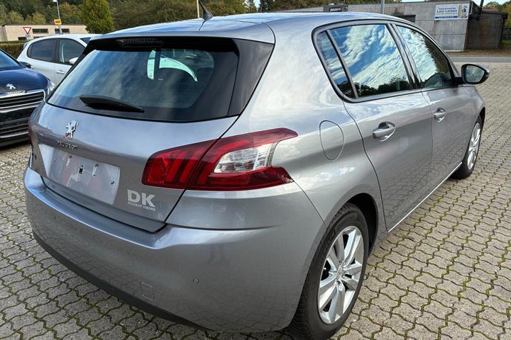 Grå Peugeot 308 fra 2013