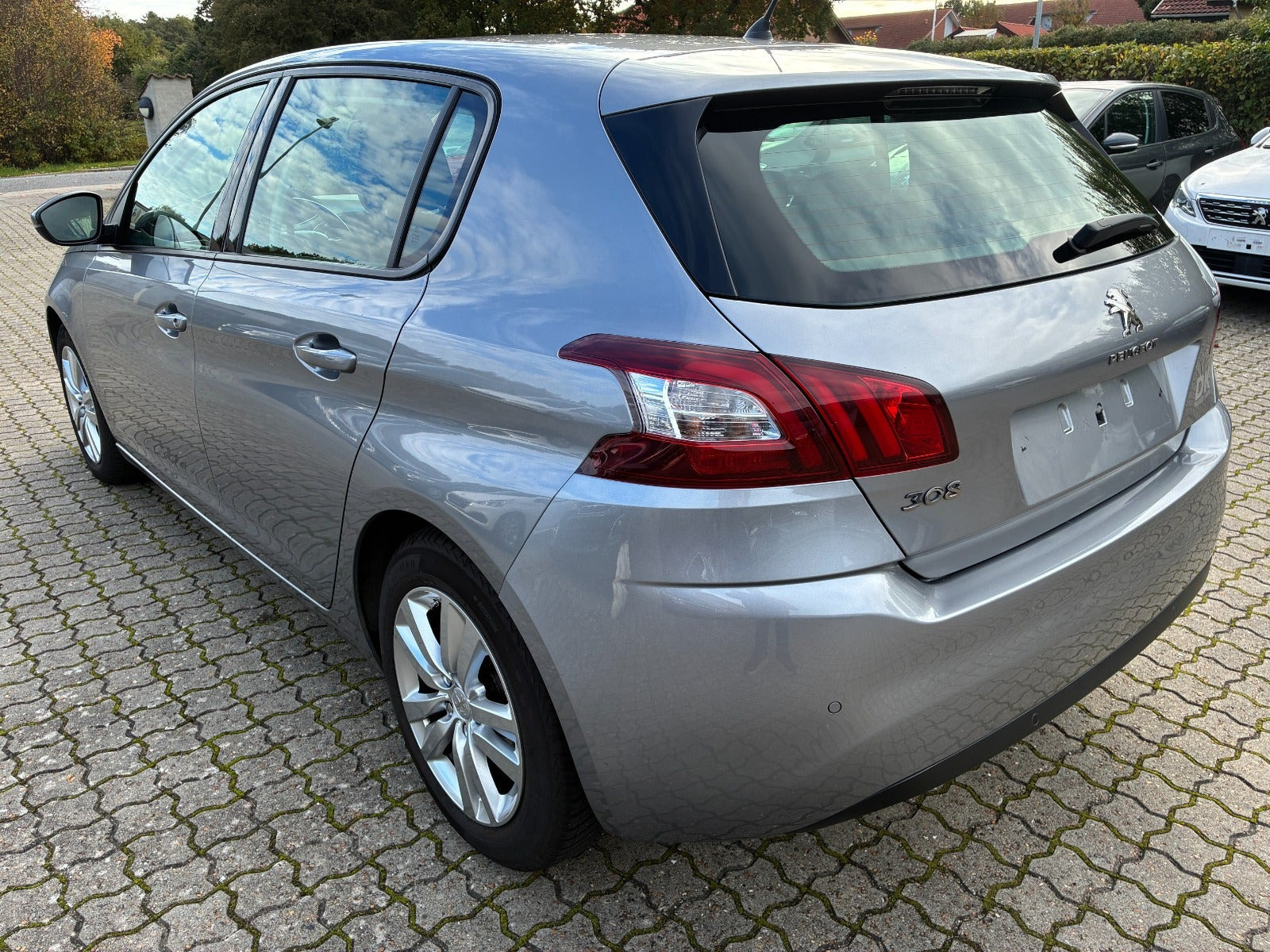 Grå Peugeot 308 fra 2013