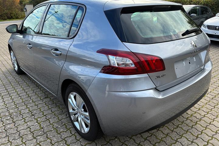 Grå Peugeot 308 fra 2013