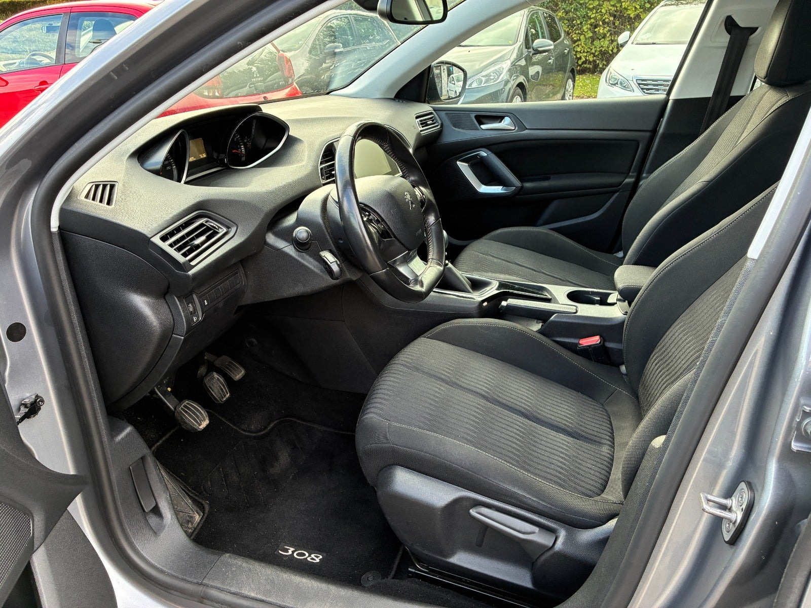 Grå Peugeot 308 fra 2013