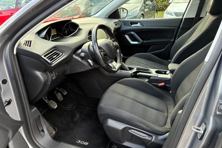 Grå Peugeot 308 fra 2013