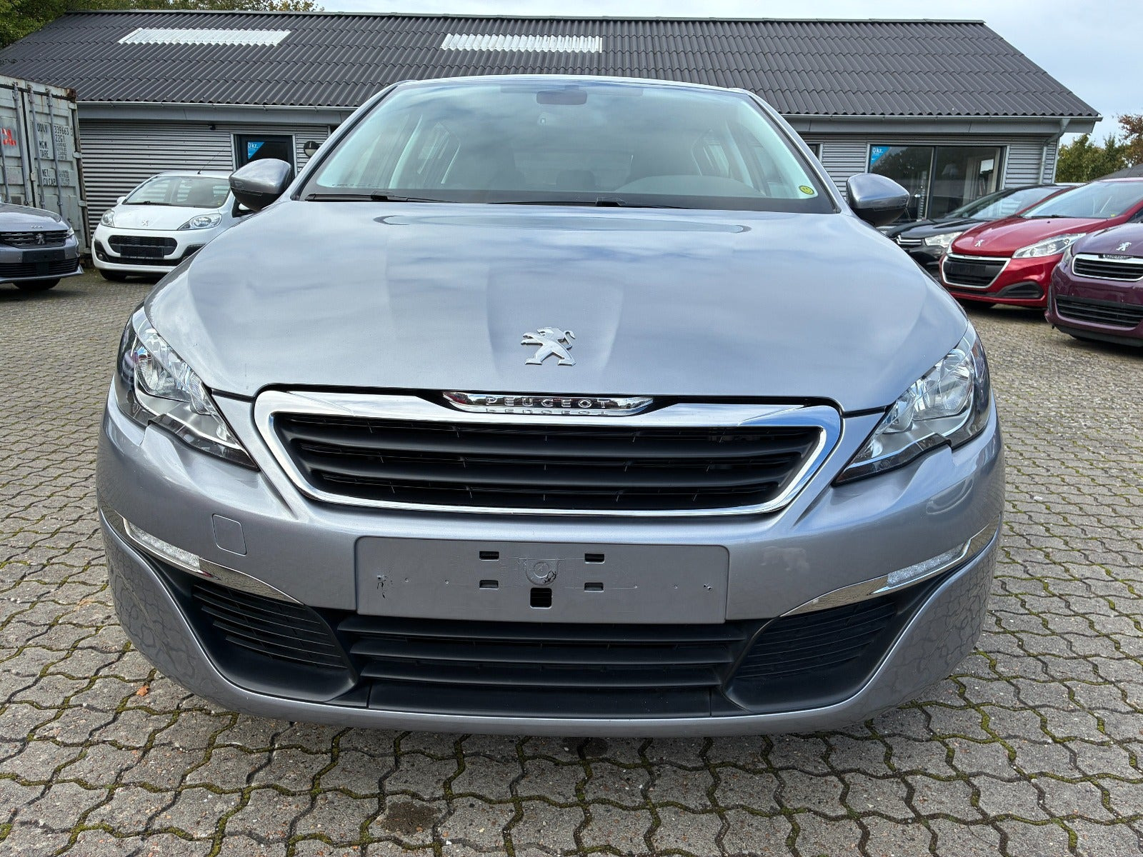 Grå Peugeot 308 fra 2013