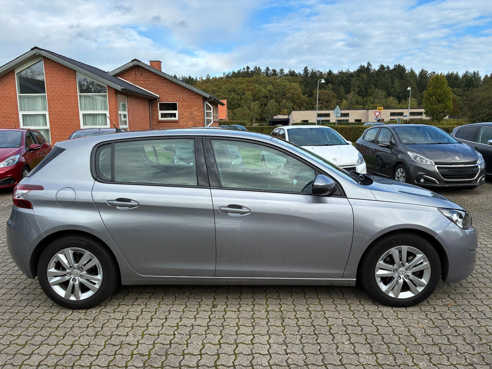 Grå Peugeot 308 fra 2013