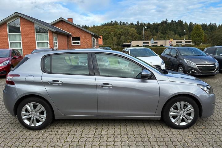 Grå Peugeot 308 fra 2013