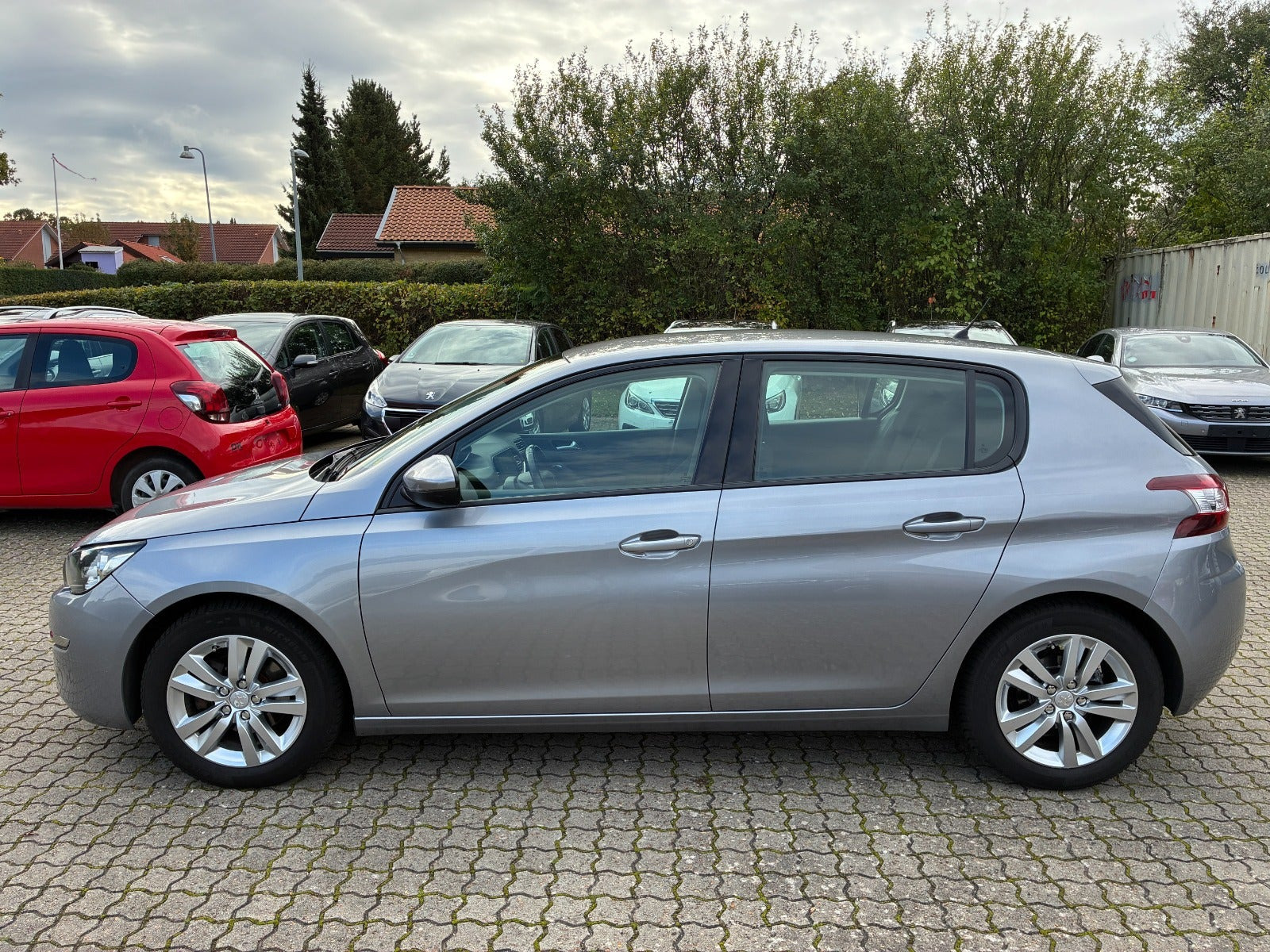 Grå Peugeot 308 fra 2013