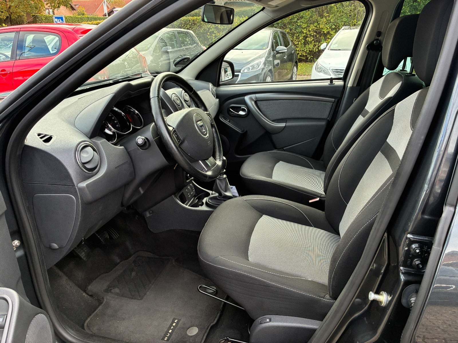 Grå Dacia Duster fra 2015