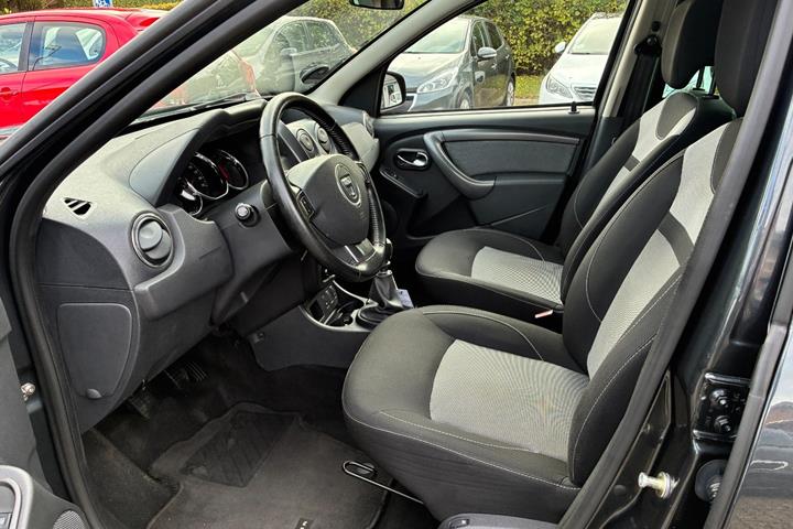 Grå Dacia Duster fra 2015
