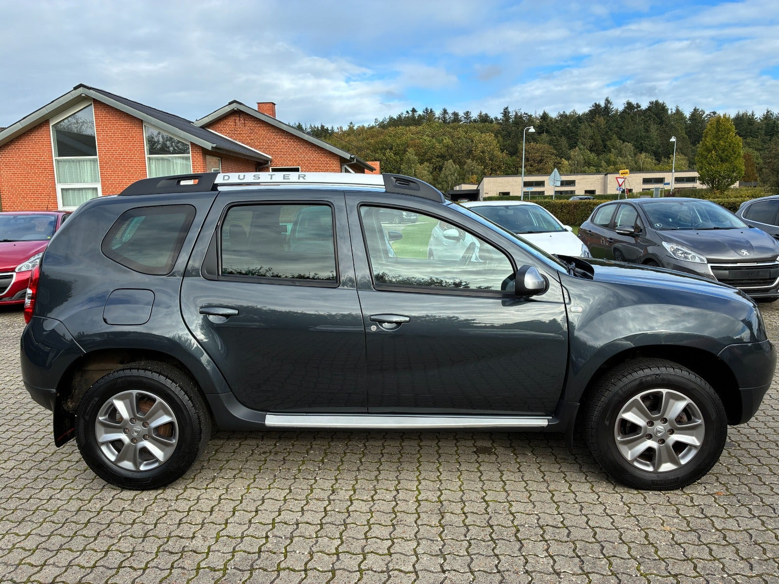 Grå Dacia Duster fra 2015