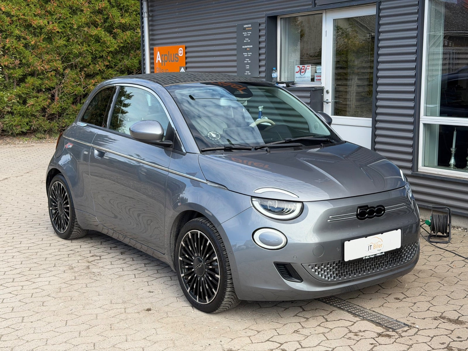 Grå Fiat 500e fra 2023