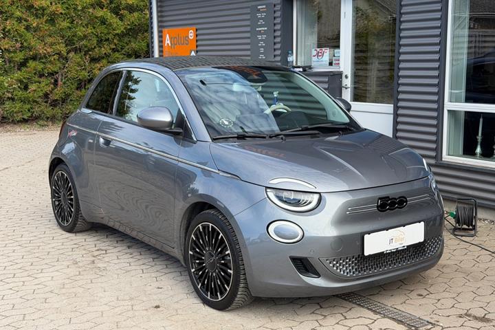 Grå Fiat 500e fra 2023