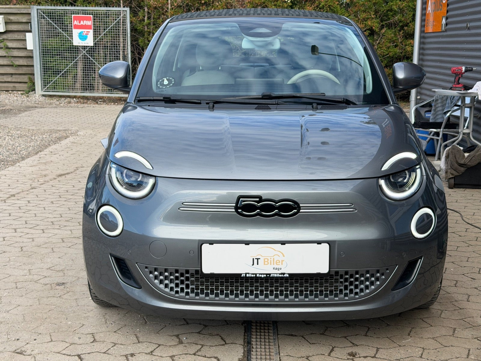 Grå Fiat 500e fra 2023