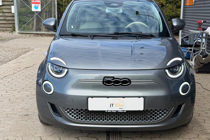 Grå Fiat 500e fra 2023