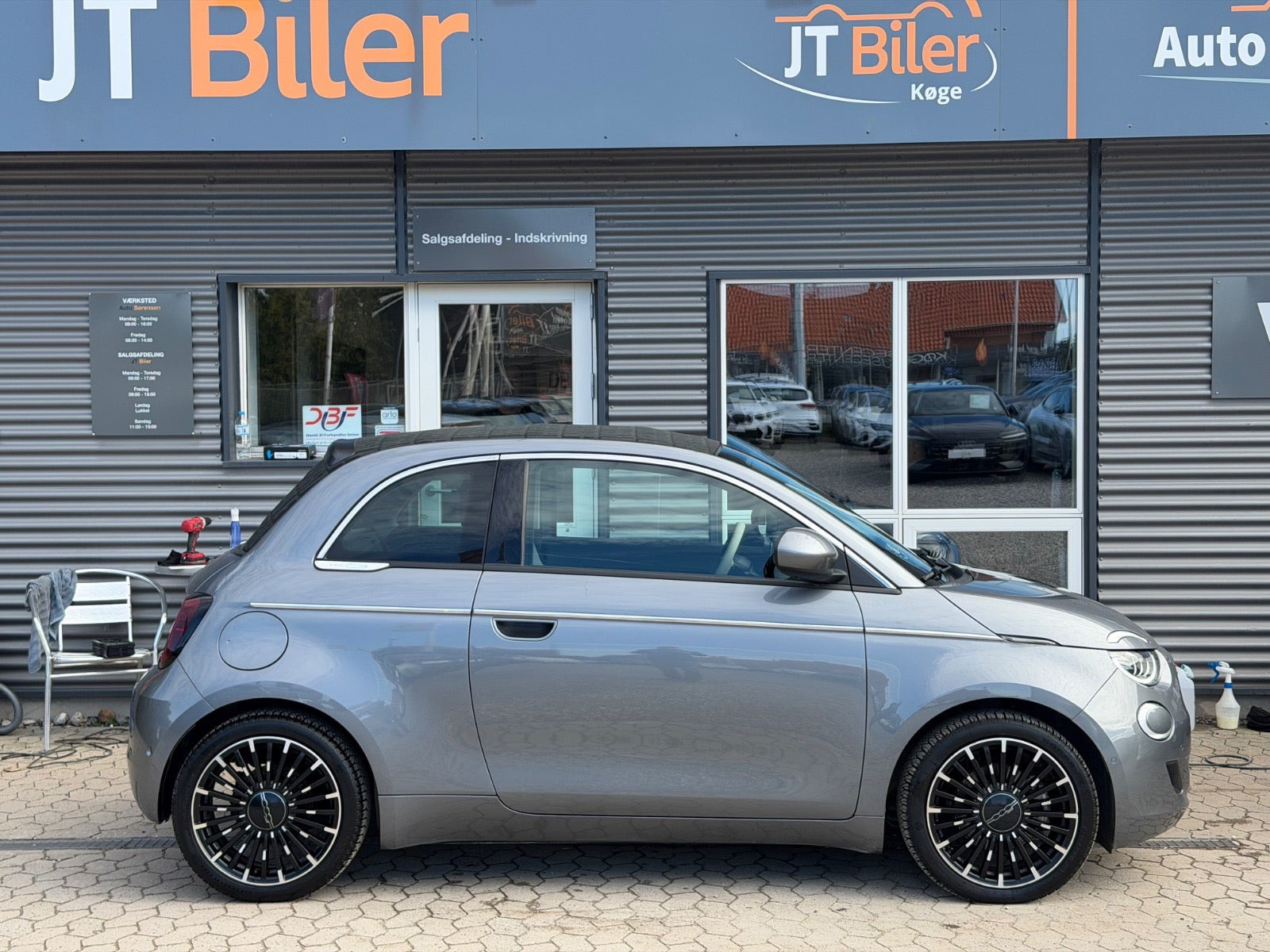 Grå Fiat 500e fra 2023