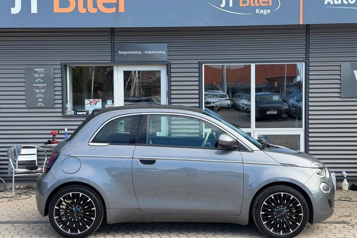 Grå Fiat 500e fra 2023