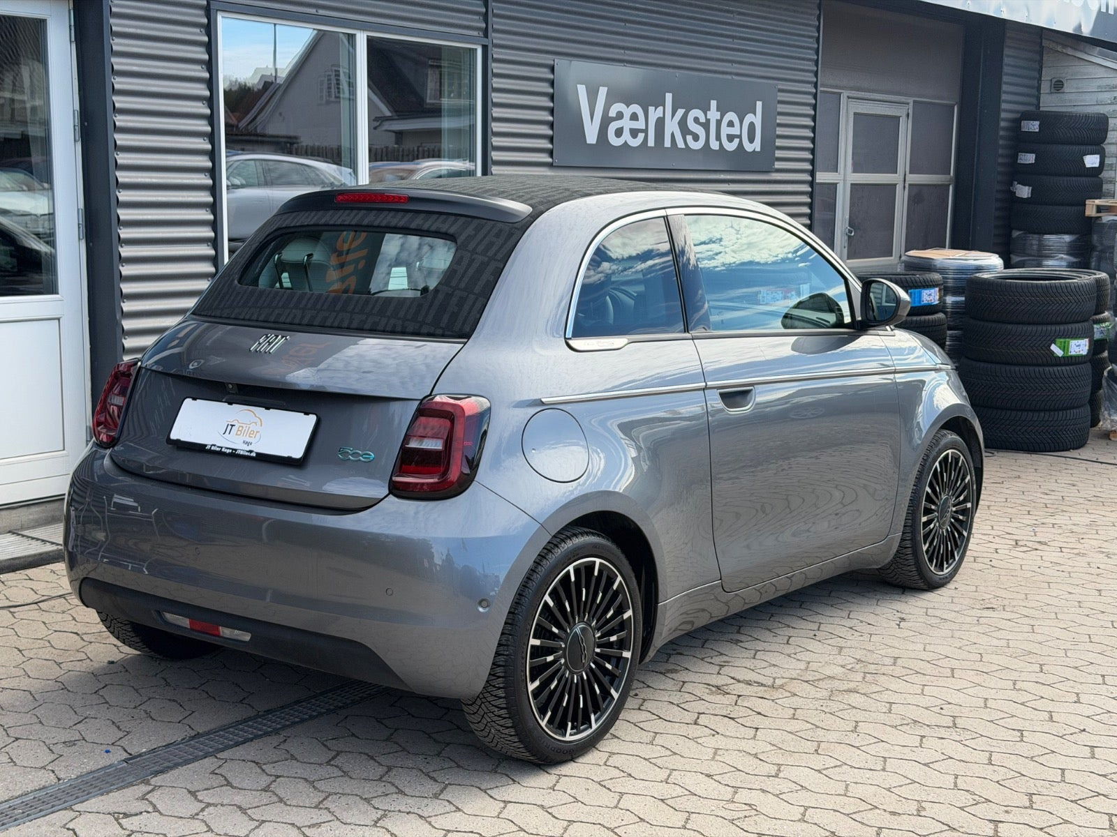 Grå Fiat 500e fra 2023