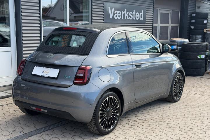 Grå Fiat 500e fra 2023