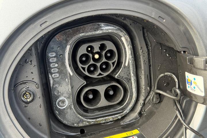 Grå Fiat 500e fra 2023