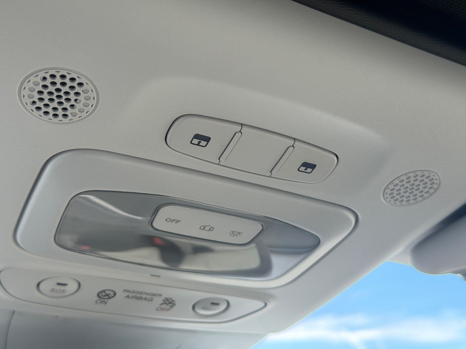 Grå Fiat 500e fra 2023