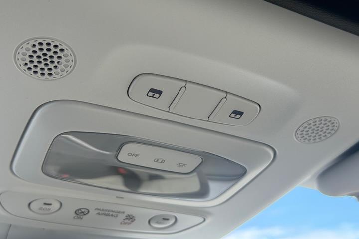 Grå Fiat 500e fra 2023