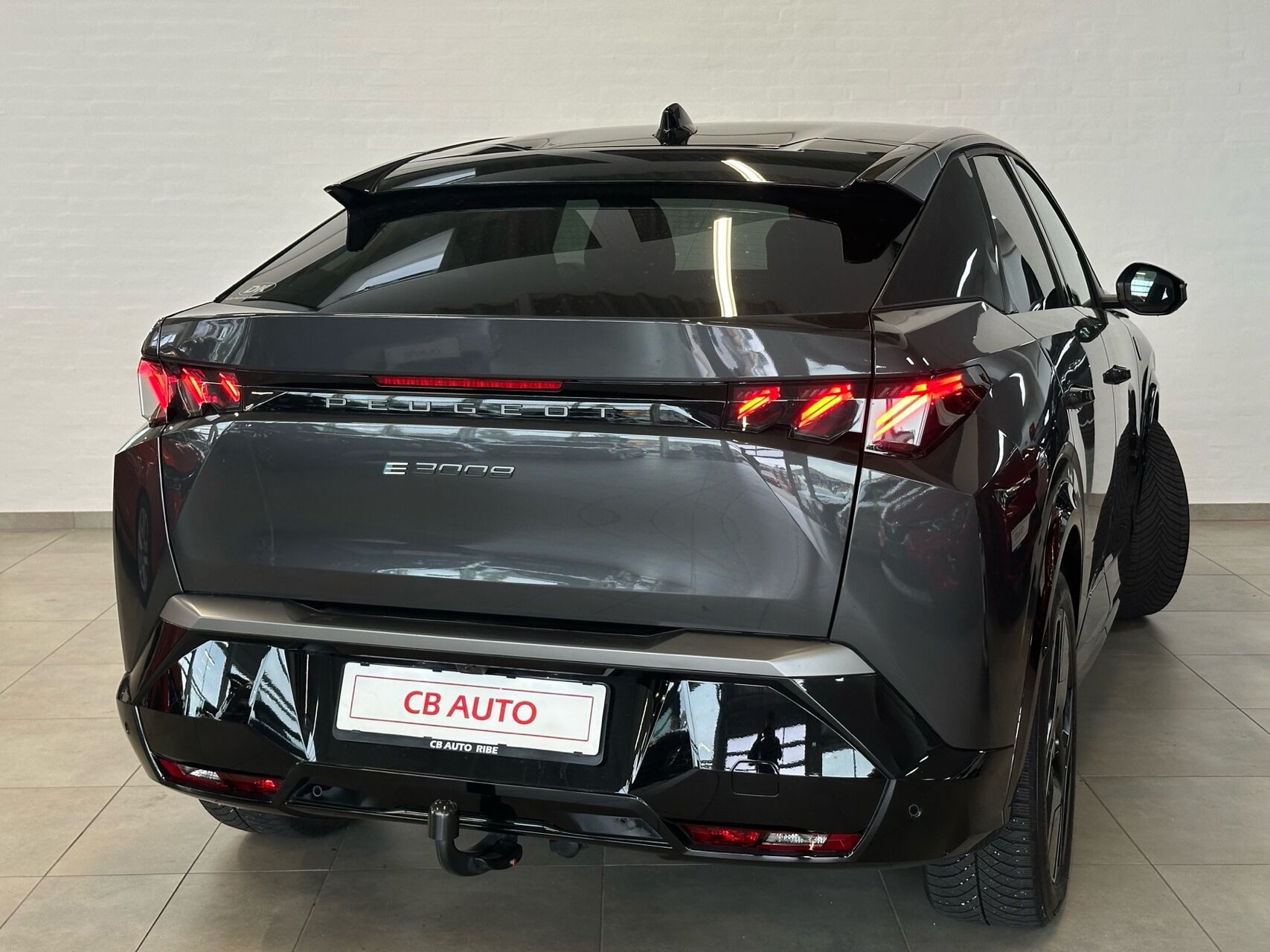 Grå Peugeot e-3008 fra 2024