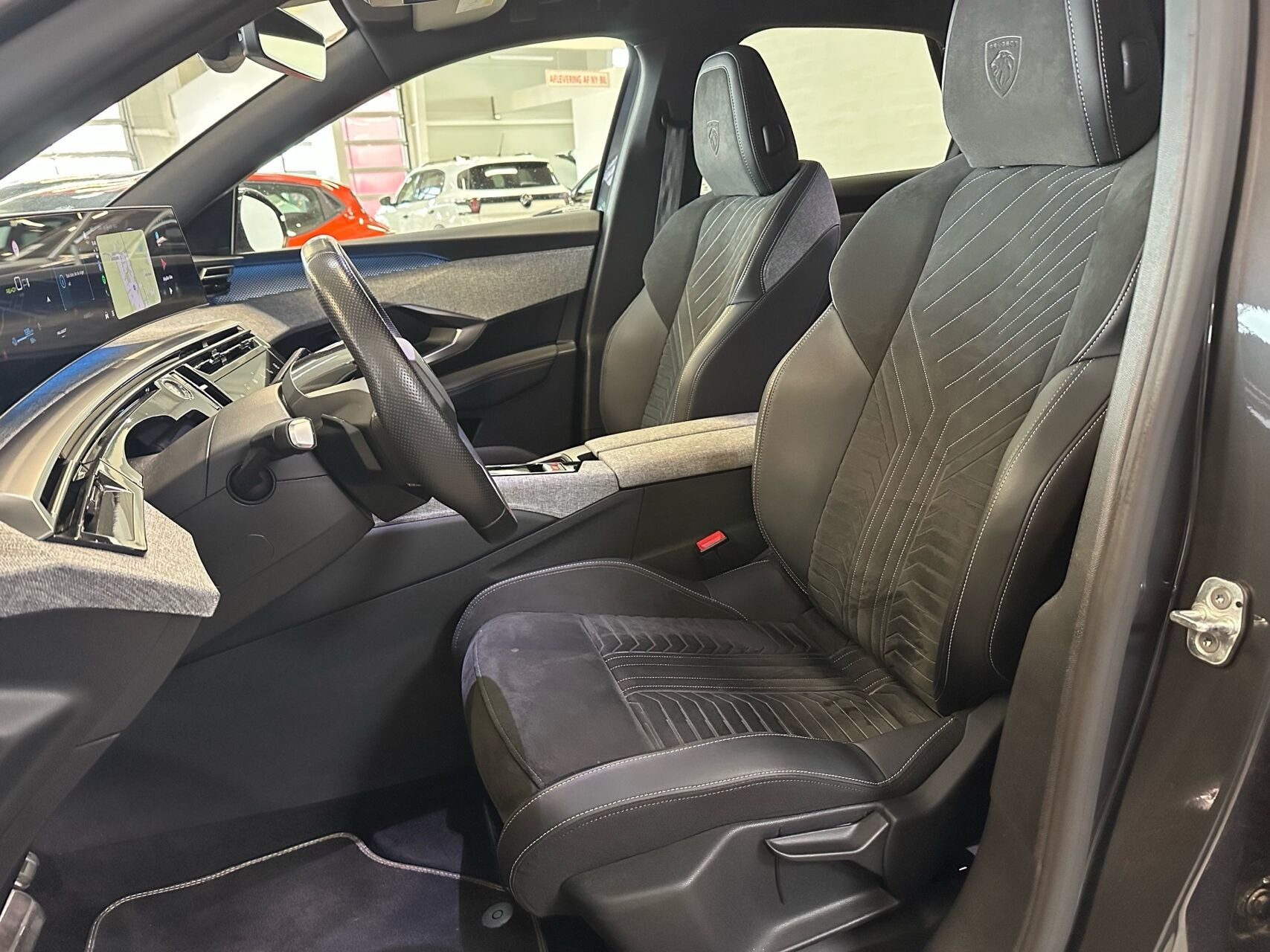 Grå Peugeot e-3008 fra 2024