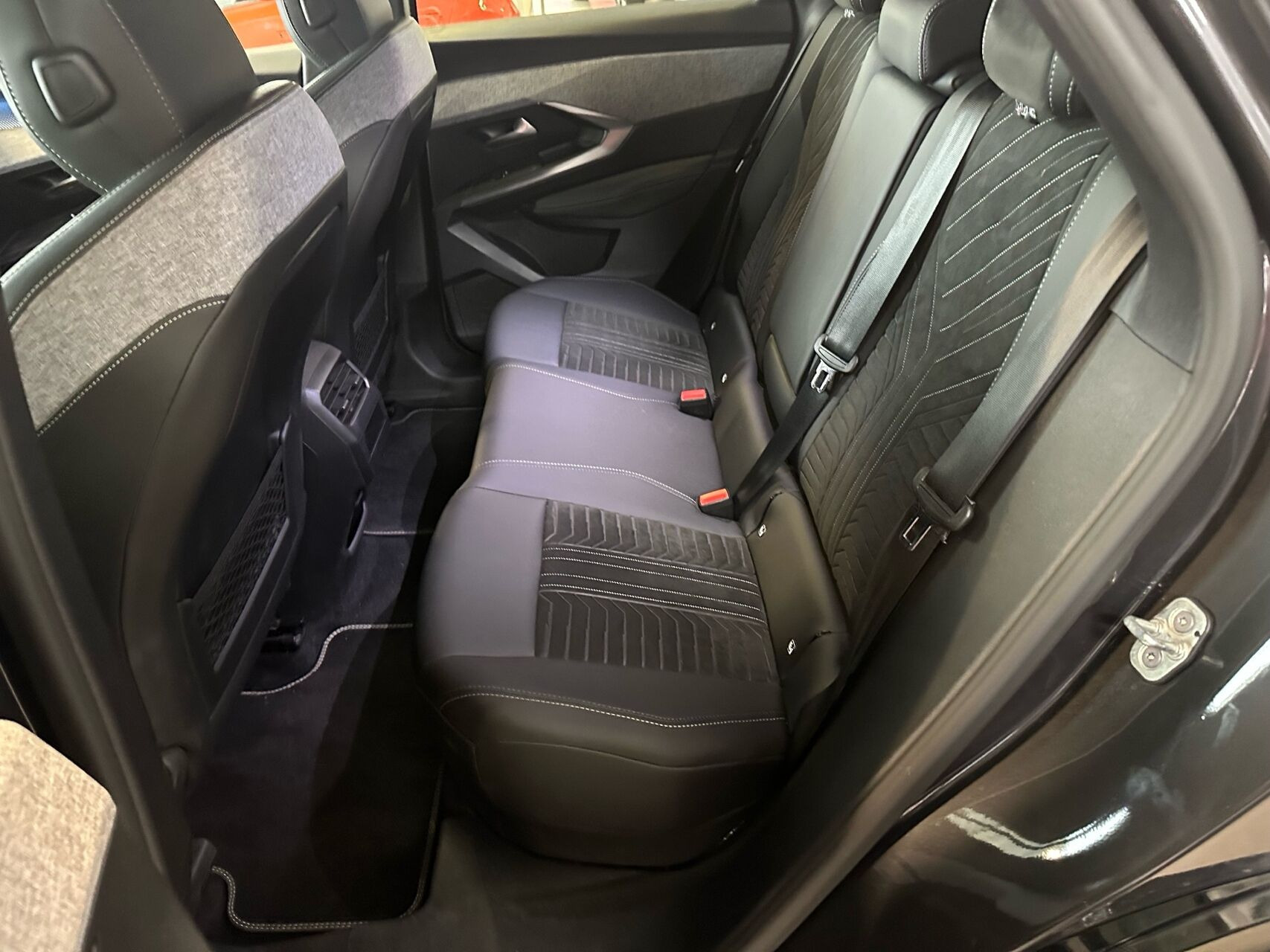 Grå Peugeot e-3008 fra 2024