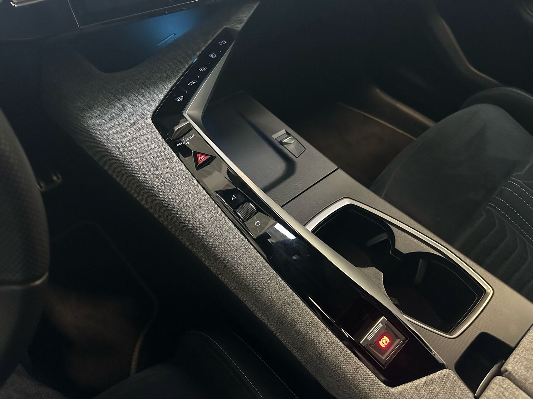 Grå Peugeot e-3008 fra 2024
