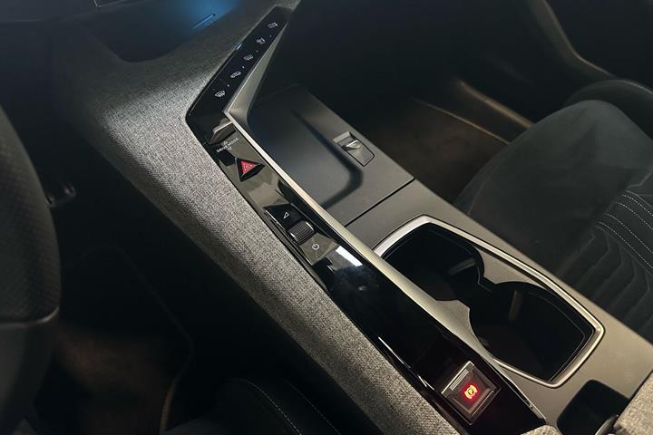 Grå Peugeot e-3008 fra 2024
