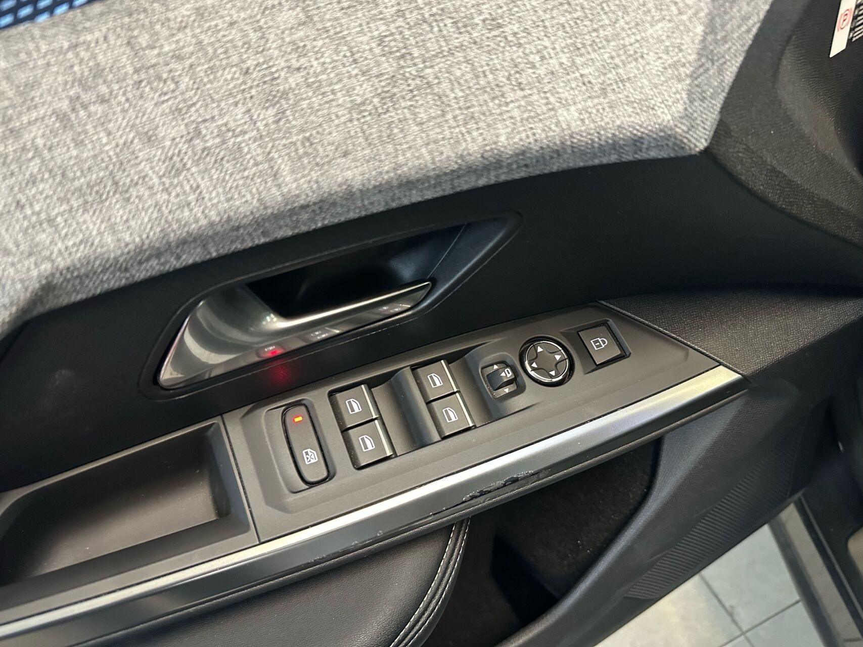 Grå Peugeot e-3008 fra 2024