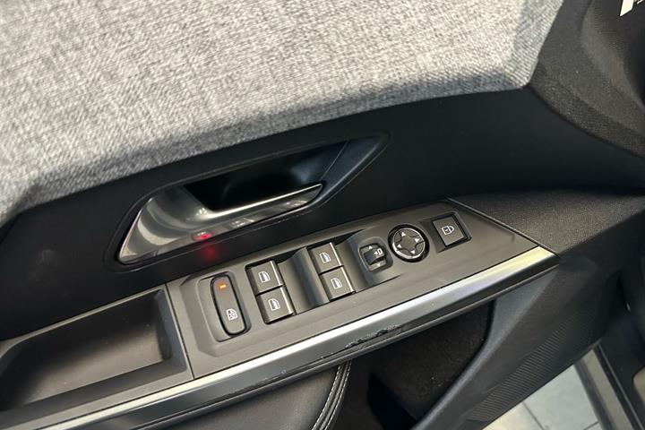 Grå Peugeot e-3008 fra 2024