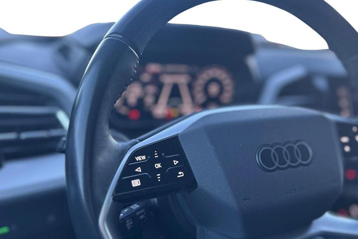 Sølv Audi Q4 fra 2023