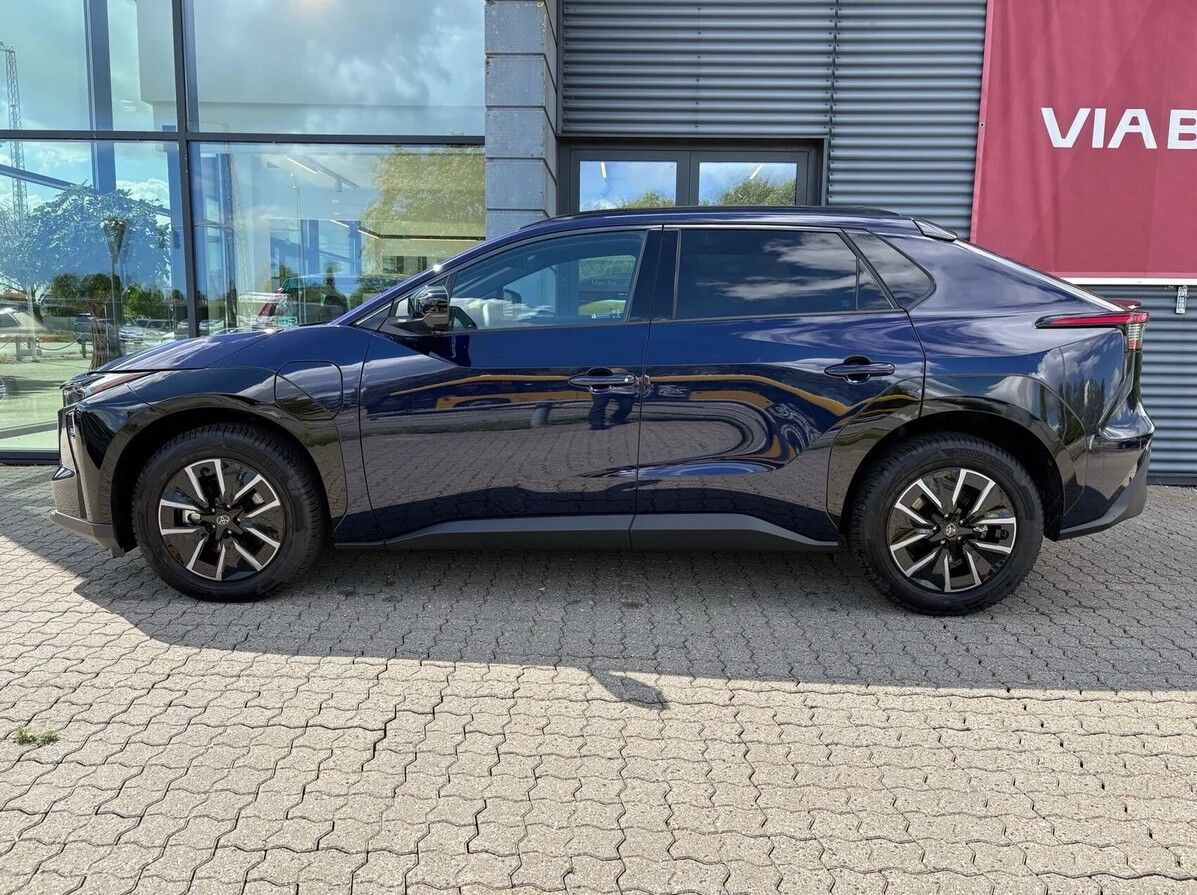 Blå Toyota BZ4X fra 2026