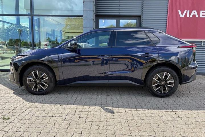 Blå Toyota BZ4X fra 2026